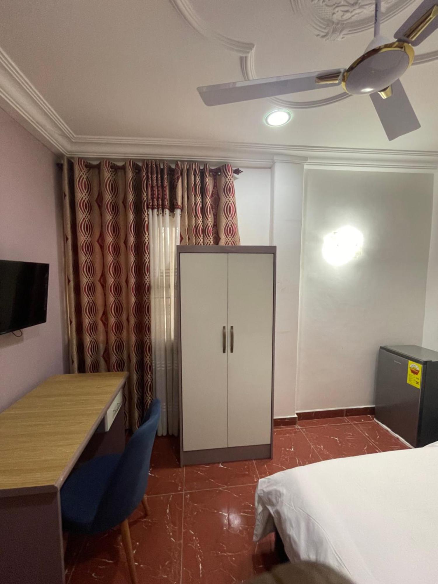 George Vee Hotel Ltd Kumasi Dış mekan fotoğraf